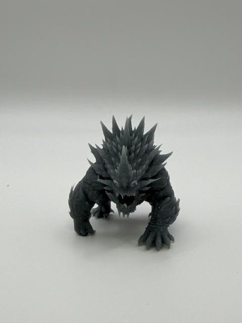 Figurine Béhémoth à Cornes — Miniature résine 40mm (brute, non peinte)