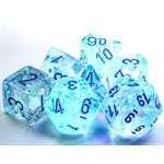 Dés Chessex Borealis Icicle avec chiffres bleu pâle et effet Luminary